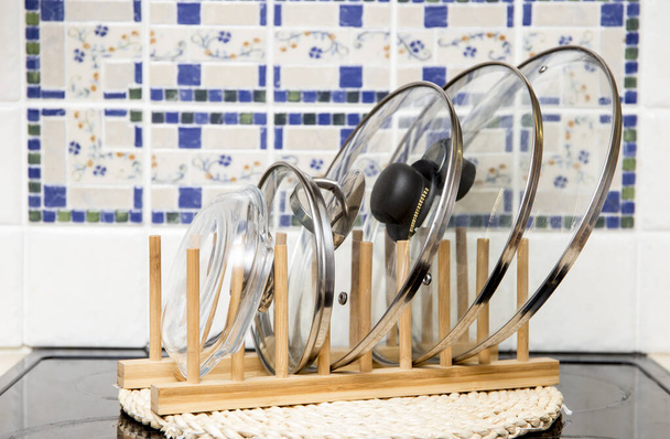 台所で鍋や鍋の蓋を保持するための木製の天然カラーラック。キッチンオーガナイザーインテリア要素ツールコンセプト. - 写真・画像