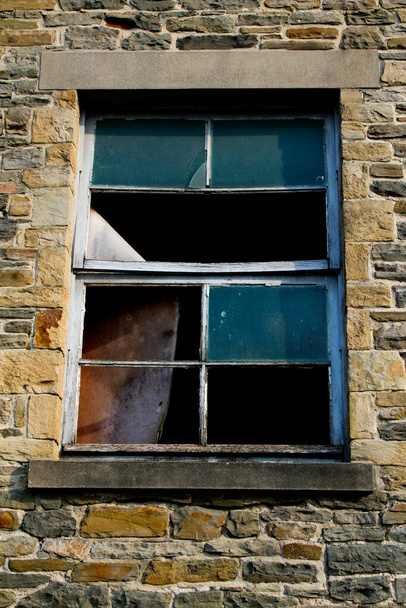 Törött szemüveg kis ablakokban, Ardennes, Belgium - Fotó, kép