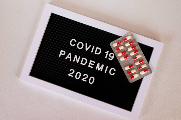 sinal indicando a pandemia de COVID19 2020 junto com drogas
 - Foto, Imagem