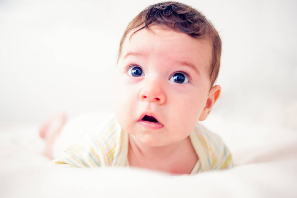 neugeborenes hübsches Baby Nahaufnahme Gesicht im Bett. - Foto, Bild