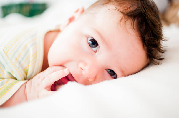 новонароджена красива дитина крупним планом обличчя в ліжку
. - Фото, зображення