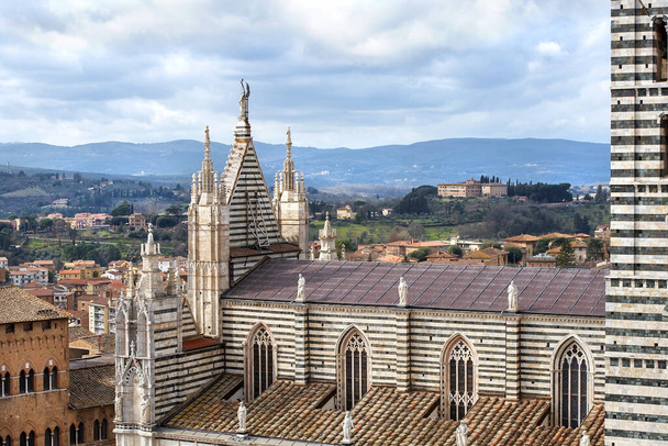 Sienan katedraali (Duomo di Siena) on keskiaikainen kirkko, nyt omistettu Neitsyt Maria, valmistui välillä 1215 ja 1263, Siena, Italia
 - Valokuva, kuva