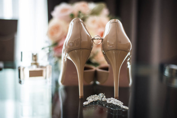 snubní prsten a boty nevěsty - Fotografie, Obrázek