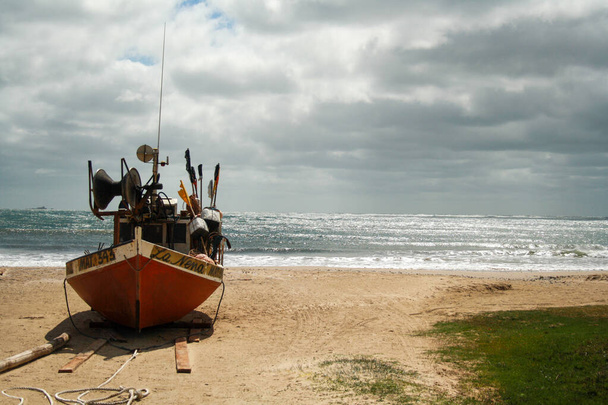 barco na praia da costa de uruguai vista do alto
 - Foto, Imagem