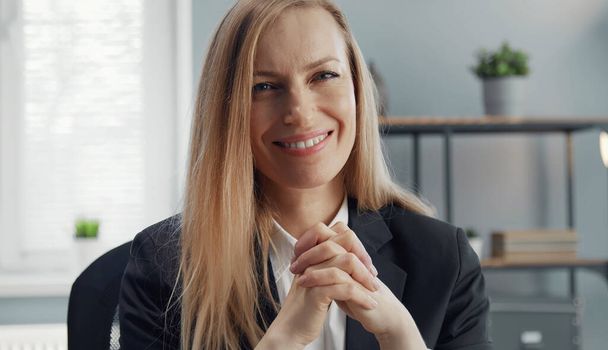 Smiling blond business lady portrait - Foto, immagini