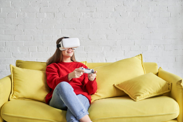 Muotokuva hämmästynyt innoissaan nainen katsomassa virtuaalitodellisuus lasit suu auki ilme
 - Valokuva, kuva