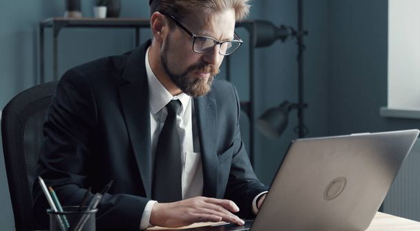 Businessman working with laptop - Фото, зображення