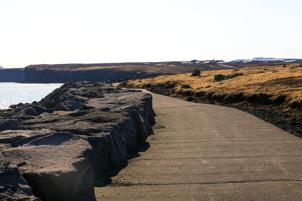 prázdný asfalt a modrý oceán přírodní krajiny - Fotografie, Obrázek