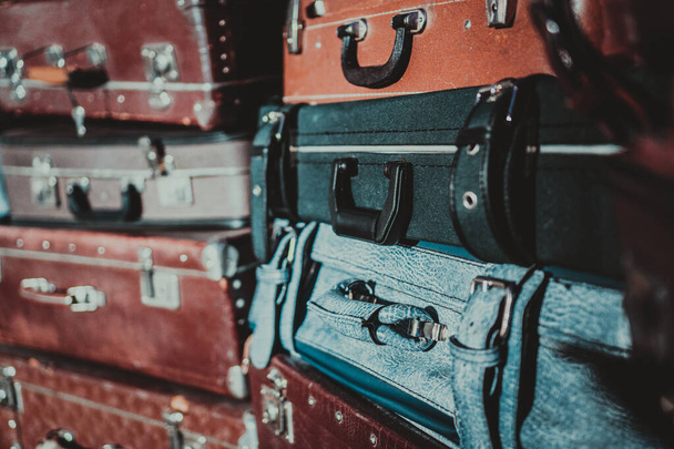 pino vanhoja matkalaukkuja, jotka ovat nähneet paljon matkustamista. Retro-matkatavarat. Paljon vintage nahka matkalaukut
. - Valokuva, kuva