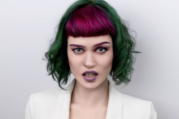 Gyönyörű nő lila zöld professzionális színű hajjal. Fényes szemek és ajkak smink. Divat lány rövid haj és piercing.  - Fotó, kép