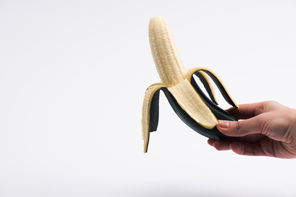 vista ritagliata di donna che tiene banana matura su bianco
 - Foto, immagini