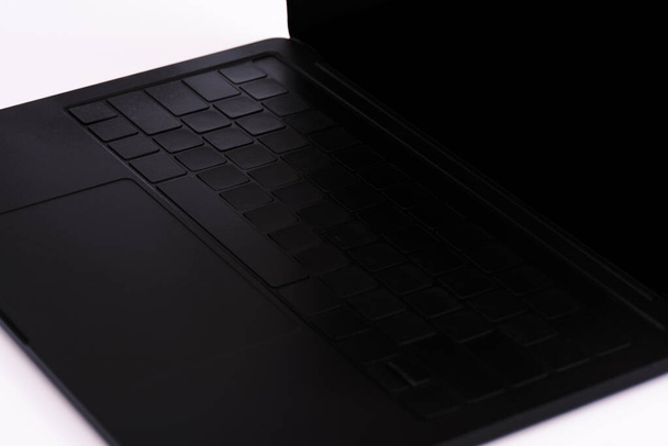 zbliżenie czarny laptop klawiatura izolowane na biały  - Zdjęcie, obraz