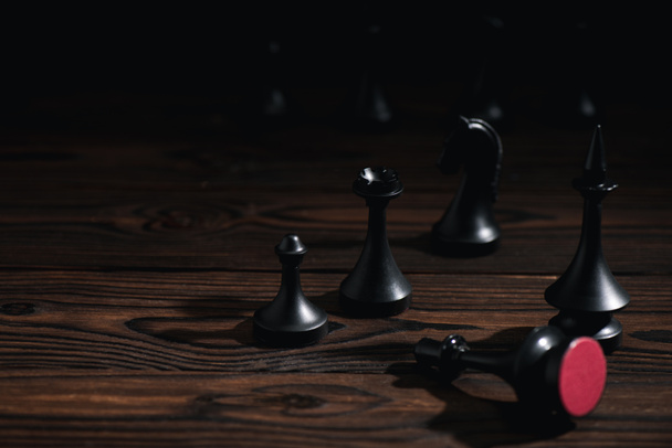 επιλεκτική εστίαση σκακιστικών φιγούρων σε ξύλινη επιφάνεια  - Φωτογραφία, εικόνα