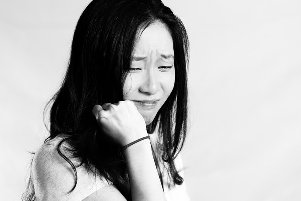 Porträt einer weinenden jungen Frau - Foto, Bild