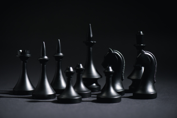 enfoque selectivo de las figuras de ajedrez en negro
 - Foto, Imagen