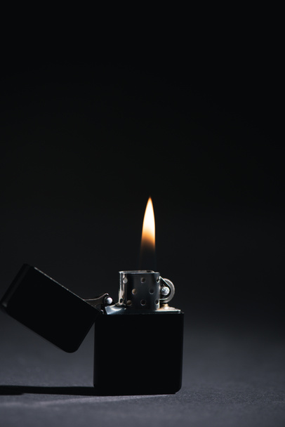 encendedor oscuro con fuego ardiente en negro con espacio de copia
  - Foto, Imagen