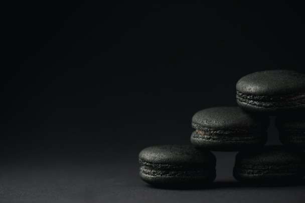 macarrones oscuros y dulces en negro con espacio para copiar
  - Foto, Imagen
