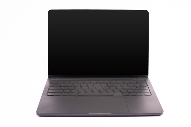 чорний і сучасний ноутбук з порожнім екраном ізольовані на білому
  - Фото, зображення