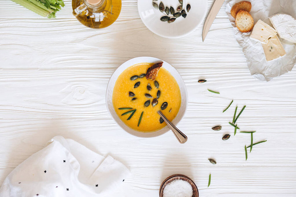 Zuppa di zucca con crostini e semi serviti con olio d'oliva e formaggio feta
 - Foto, immagini