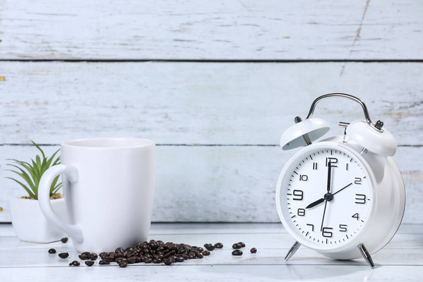  чашка кофе, кофейные зёрна и корица на деревянном столе. Кофе на завтрак. Доброе утро. espresso
 - Фото, изображение