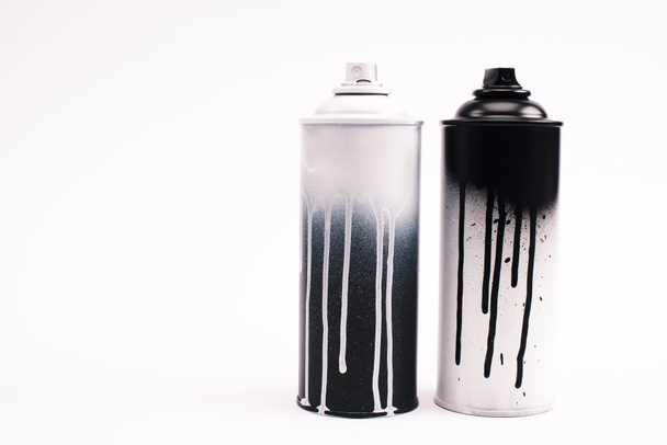 metaliczne puszki farby graffiti izolowane na białym  - Zdjęcie, obraz