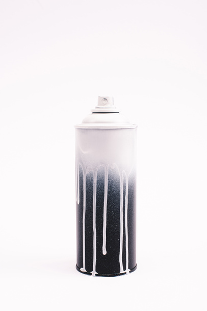 μεταλλικό μπουκάλι γκράφιτι χρώμα απομονώνονται σε λευκό  - Φωτογραφία, εικόνα