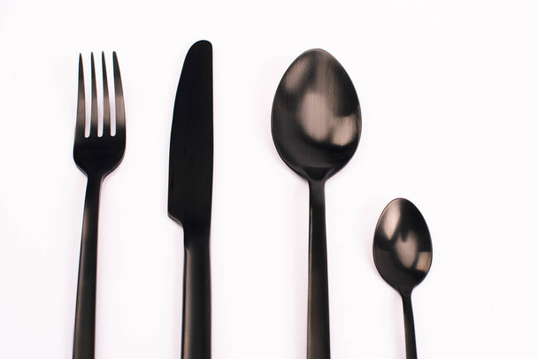 vista superior de cuchillo, tenedor y cucharas aisladas en blanco
  - Foto, Imagen