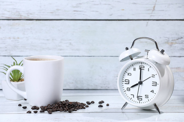  чашка кофе, кофейные зёрна и корица на деревянном столе. Кофе на завтрак. Доброе утро. espresso
 - Фото, изображение
