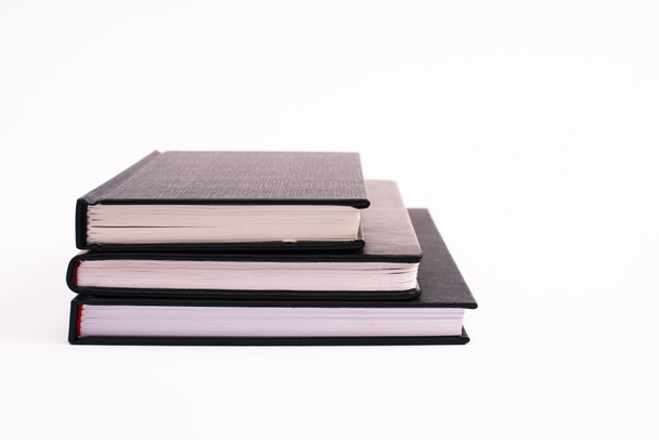 μαύρα βιβλία αντιγράφων απομονωμένα στο λευκό με το διάστημα αντιγράφων  - Φωτογραφία, εικόνα