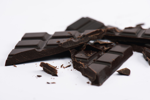 selektiver Fokus von knackiger und süßer Schokolade auf weißer Schokolade  - Foto, Bild