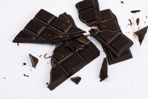 vista superior de chocolate agrietado y dulce en blanco
  - Foto, imagen