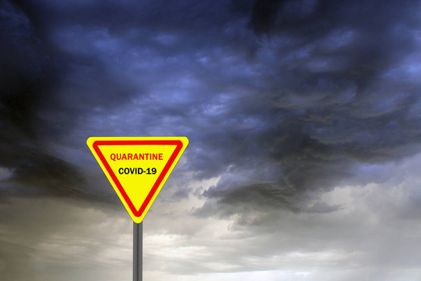 Dopravní značka s nápisem karanténa COVID-19. Varovné znamení koronaviru a bouřlivé mraky. Koronavirová pandemie. Varovné znamení ohledně Coronaviru s temnými mraky. Zdravotní péče - Fotografie, Obrázek