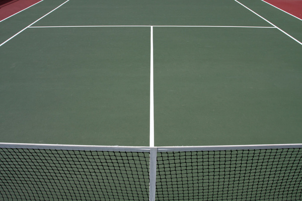Tenniskenttä verkon ulkopuolella
 - Valokuva, kuva
