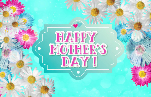 Glückwunschkarte zum Muttertag mit schönem blauen Hintergrund, weißen Kamillenblüten, rosa und blauen Gerbera-Blüten.  - Foto, Bild