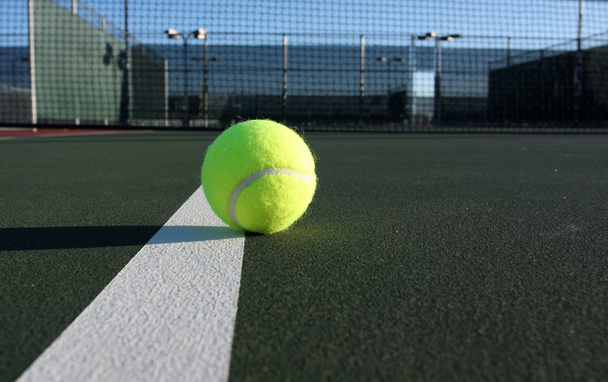 palla da tennis in campo - Foto, immagini