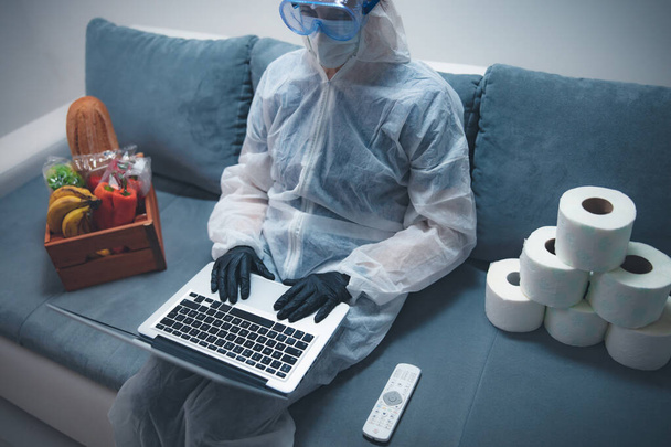 Quarantäne und Isolation während des Virus-Ausbruchs - Lebensmittel auf Vorrat, Arbeit von zu Hause aus über das Internet. - Foto, Bild