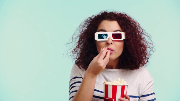 menina atenta em óculos 3d comer pipocas e assistir filme isolado em turquesa
 - Filmagem, Vídeo