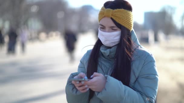 Jovem mulher usando uma máscara Texting no Smartphone
 - Filmagem, Vídeo