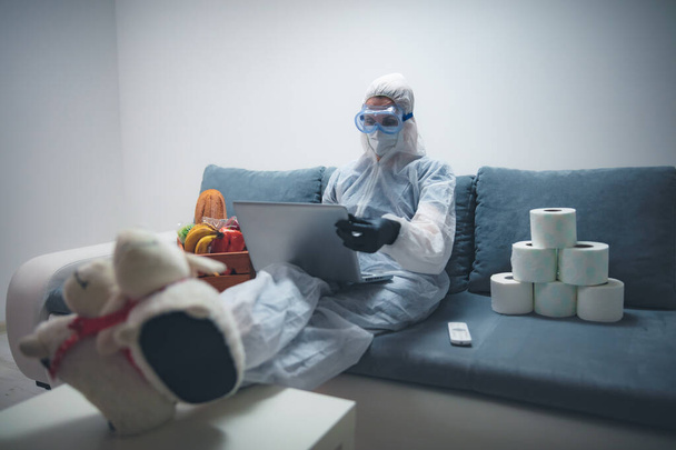 Cuarentena y aislamiento durante el brote del virus - Abarrotes y alimentos en stock, trabajando desde casa a través de Internet
. - Foto, imagen