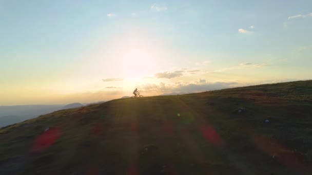 LENS FLARE: Πετώντας κατά μήκος ενός ταιριαστού αρσενικό τουρίστα σε μια διασκεδαστική περιπέτεια ποδήλατο βουνού. - Πλάνα, βίντεο