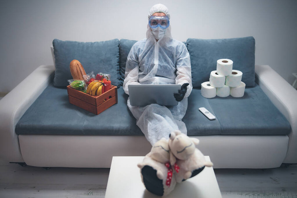 Quarantine and isolation during the virus outbreak - groceries and food in stock, working from home over the internet. - Valokuva, kuva