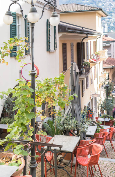 Strada stretta con caffetterie e ristoranti nel centro storico di Lugano, Canton Ticino, Svizzera
 - Foto, immagini