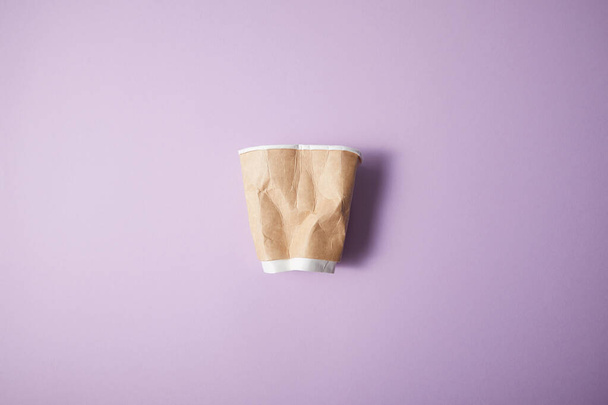 tasse en papier froissé isolé sur fond de papier violet
 - Photo, image