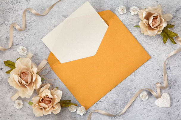 Casamento cartões de convite papéis que colocam na mesa decorados com rosas - Foto, Imagem