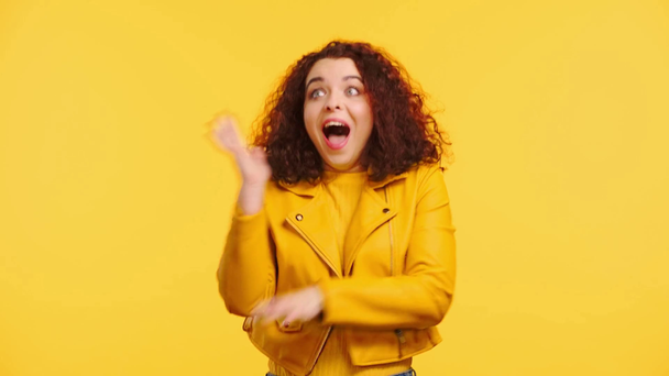 вдумчивая девушка показывает идею жест, улыбаясь и жесты изолированы на желтый
 - Кадры, видео