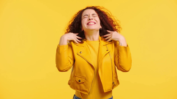 vzrušený, šťastný dívka drží zkřížené prsty a gestikulace izolované na žluté - Záběry, video