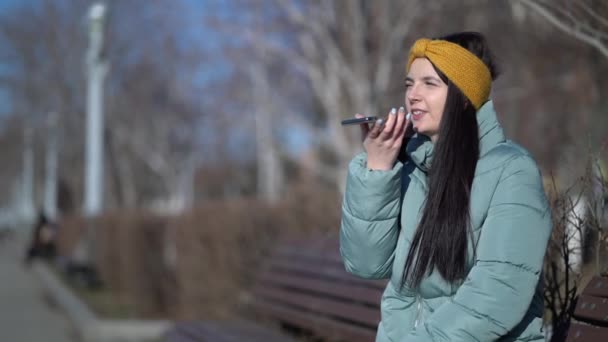 Νεαρή φοιτήτρια μιλάει στο τηλέφωνο - Πλάνα, βίντεο