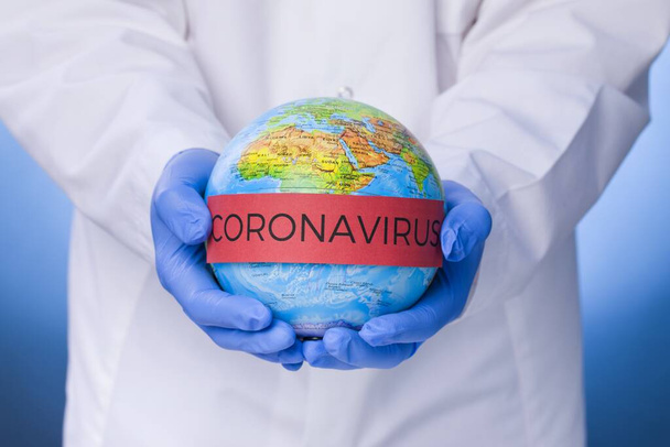 Coronavirus. Covid-19. Pandemia por Coronavirus. Coronavirus2019. Tierra con texto sobre la pandemia del Coronavirus
. - Foto, Imagen