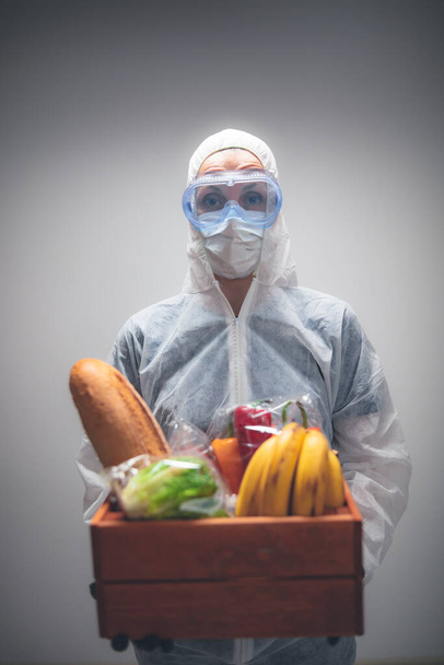 Voedsel en levensmiddelen thuisbezorging - quarantaine en isolatie tijdens de virusuitbraak. - Foto, afbeelding