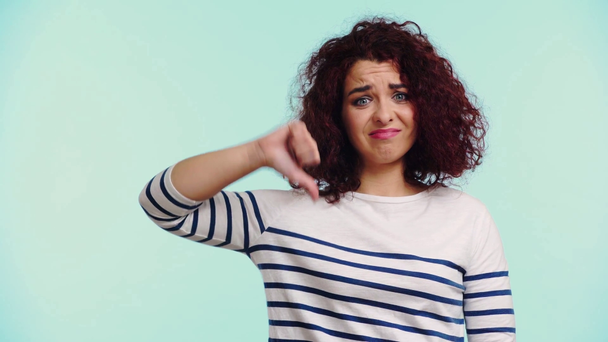 グレーで孤立した親指を示す不愉快な巻き毛の女の子 - 映像、動画